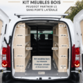 Un Peugeot Partner aménagé avec un kit de meubles en bois, offrant un espace organisé et pratique.
