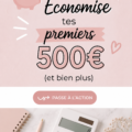 Femme souriante prenant des notes sur un budget pour économiser de l'argent