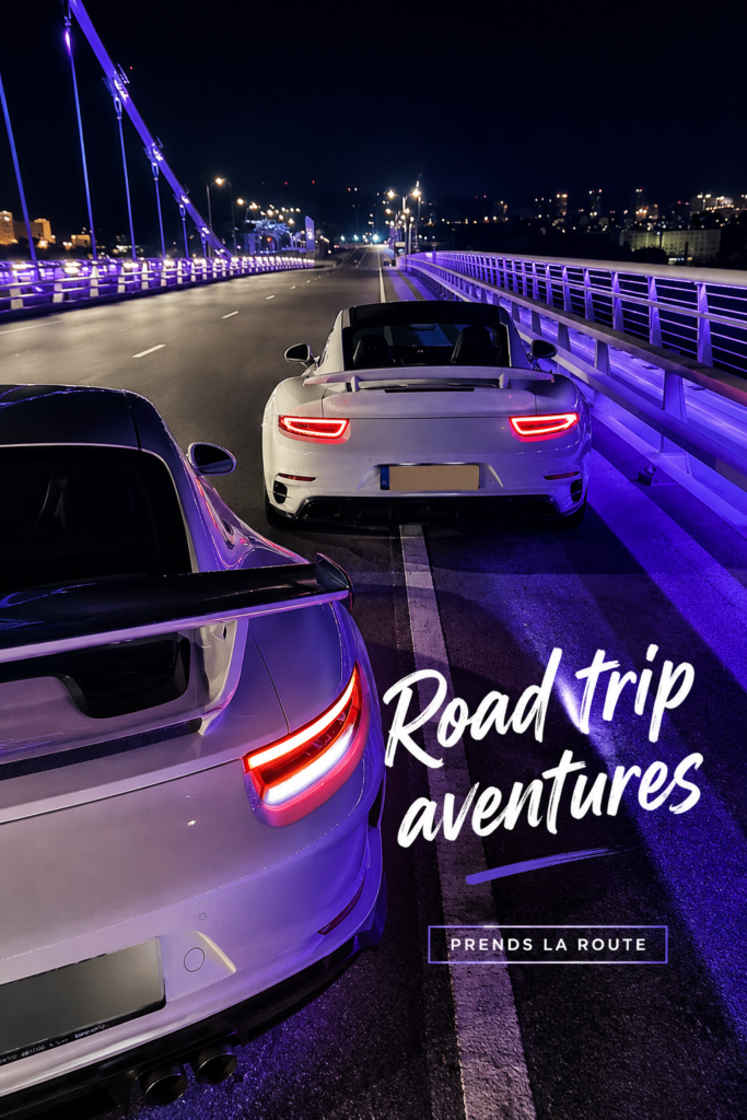 Un groupe d'amis souriants sur la route pendant un road trip, avec une belle vue en arrière-plan.