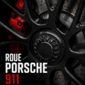 Roue stylée de Porsche 911 sur une belle route