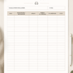 Image de femme utilisant une application de suivi d'entretien automobile sur son téléphone