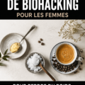 Une femme souriante pratiquant le biohacking avec un smoothie vert, symbolisant la santé et le bien-être.