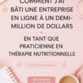 Femme souriante travaillant sur son ordinateur pour son entreprise de nutrition en ligne.