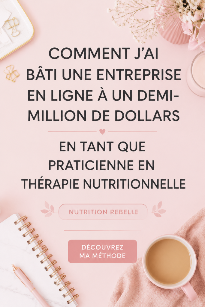 Femme souriante travaillant sur son ordinateur pour son entreprise de nutrition en ligne.