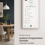 Une famille réunie autour d'une table, organisant leur emploi du temps ensemble.