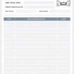 Un carnet d'entretien automobile ouvert avec des notes et dates d'entretien sur une table.