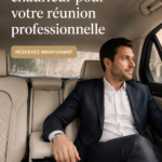 Chauffeur professionnel attendant un client devant un bâtiment de bureau.
