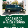 Une femme organise des reçus et garanties de son automobile sur une table.