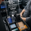 Une sélection d'accessoires de voiture pour chauffeurs Uber en 2026, montrant divers gadgets et outils