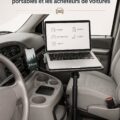 Femme consultant plusieurs ordinateurs portables et voitures dans un showroom, symbolisant le choix réfléchi.