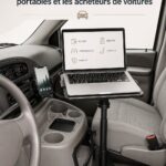 Femme consultant plusieurs ordinateurs portables et voitures dans un showroom, symbolisant le choix réfléchi.