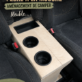 Image d'un véhicule aménagé en camper pour des sorties pêche, avec un espace confortable et bien organisé.
