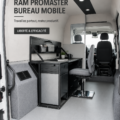 Un Ram ProMaster aménagé en bureau mobile avec un espace de travail élégant et fonctionnel.