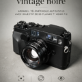 Caméra vintage Contax G2 avec objectif Zeiss Planar en noir sur fond clair.