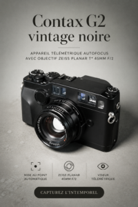 Caméra vintage Contax G2 avec objectif Zeiss Planar en noir sur fond clair.