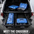La Crossbox, un outil compact et pratique pour les réunions professionnelles, sur un bureau moderne.