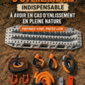 Femme souriante équipée pour une aventure en pleine nature, devant un véhicule bien organisé.