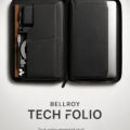 Folio tech Bellroy en cuir élégant, organisé sur un bureau