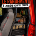 Un camion avec un espace de rangement bien optimisé à l'arrière, présentant des solutions de rangement pratiques.
