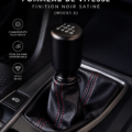 Pommeau de vitesse en finition noire satinée installée dans un véhicule moderne.