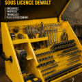 Espace de travail organisé avec des outils DeWalt bien rangés dans des caisses et étagères.