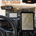 Femme utilisant un GPS tout terrain dans son véhicule professionnel.