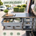 Vue d'un véhicule professionnel bien organisé avec des Eurokisten à l'intérieur.