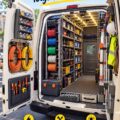 Un groupe d'électriciens en action sur le terrain, illustrant la gestion efficace d'une flotte professionnelle.