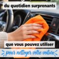 Une femme nettoie l'intérieur de sa voiture avec des objets du quotidien