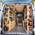 Un camion de chantier parfaitement organisé avec des compartiments de rangement pour outils.