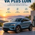 Un Volvo C40 Recharge garé au bord d'une route avec paysage naturel en arrière-plan.