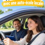 Femme souriante utilisant une tablette pour gérer une flotte de véhicules professionnels.